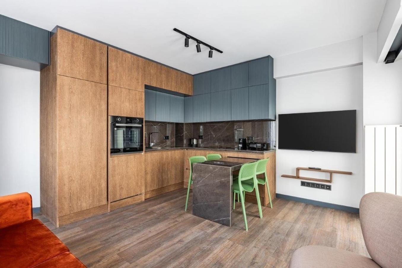 Apartment Charming Bright New 2bd1bath Wparking!#339 *